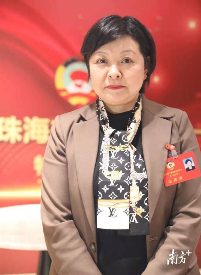 这名戴LV丝巾受访的女局长，任新职5个月后被查                