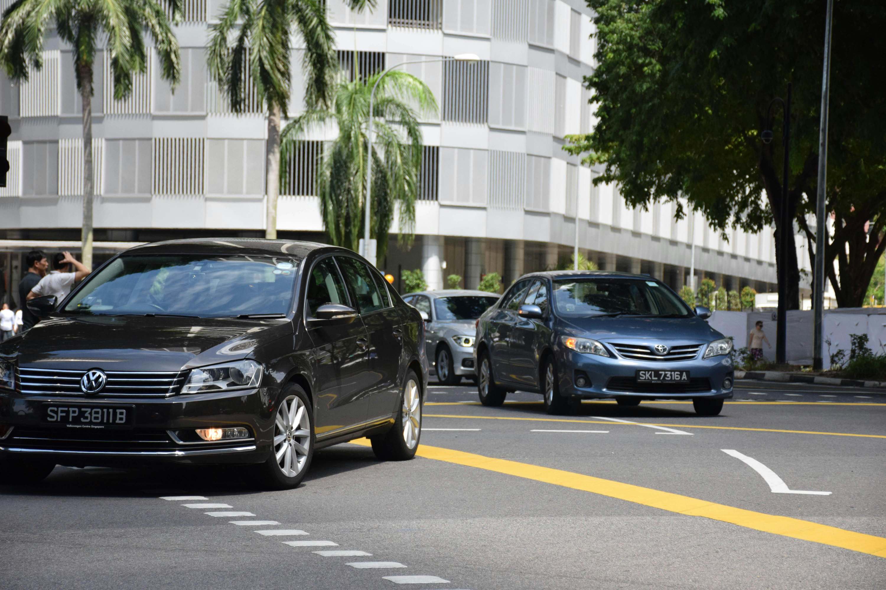 如何在马路中间安全停车？这种停车技巧对行车安全有何重要性？