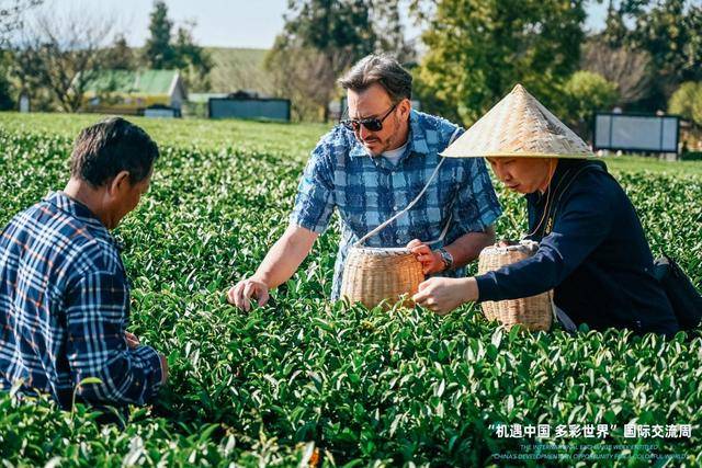 15国使节专家青年探访多彩贵州，感受机遇中国                