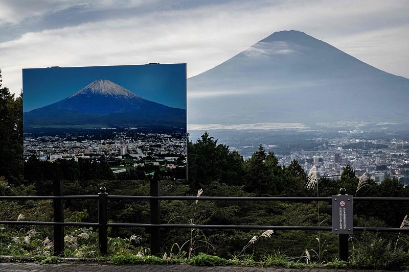 日本富士山特色“雪顶”迟迟不来 打破130年最晚纪录