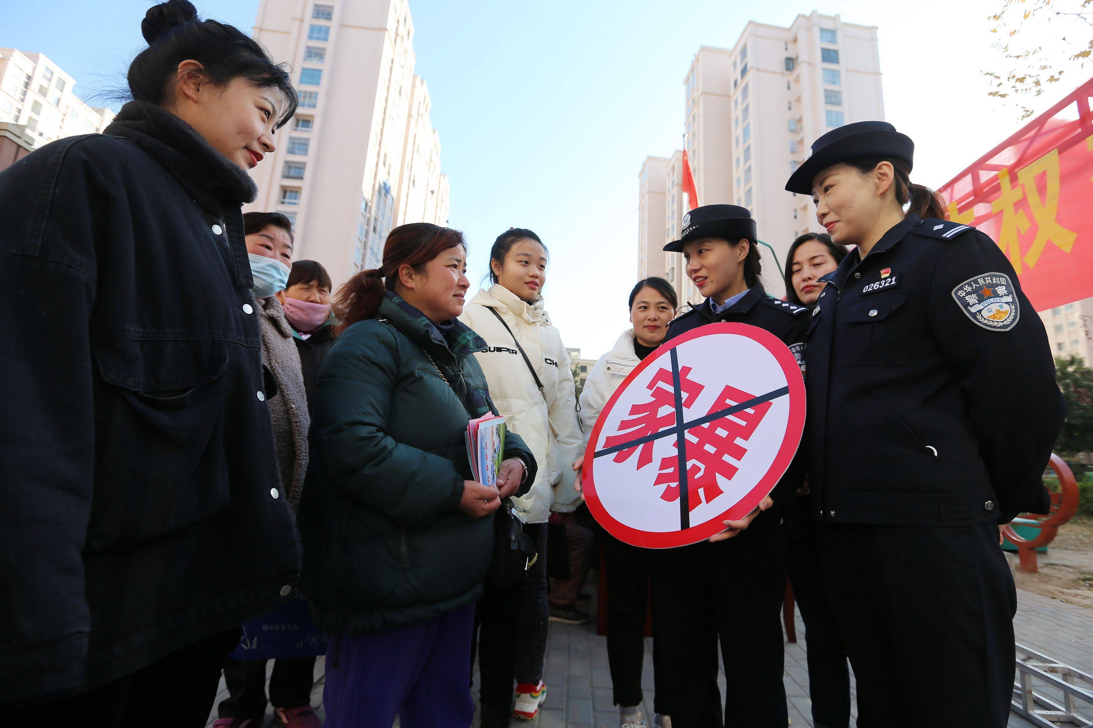 家暴不能藏在“家丑”身后狰狞，受害者一个人扛不下所有                