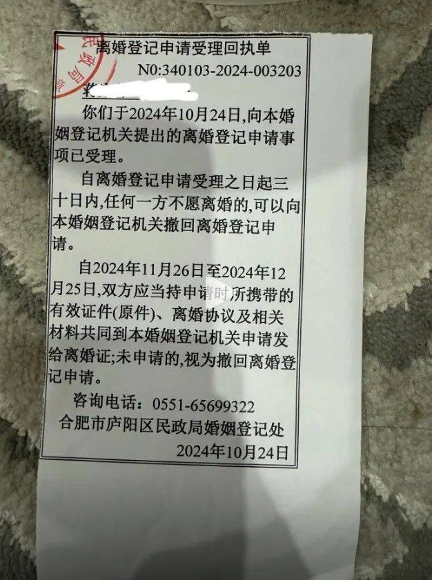 “LV女销售疑似勾引男客户”事件柜姐、原配妻子都在直播带货？网友：三观碎一地                